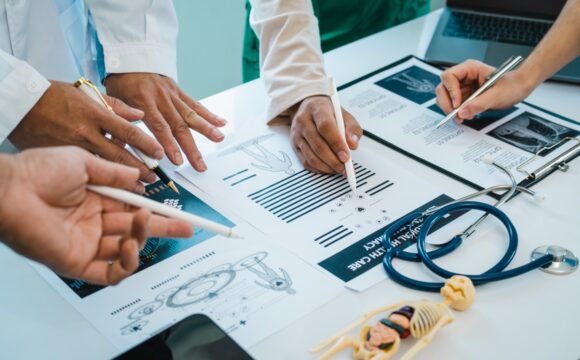 Meeting team of doctor and medical staff at hospital, Consultation about treatment of heart disease Sağlıkta Büyüme ve Pazar Erişimi için Stratejik Danışmanlık