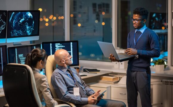 Young successful businessman with laptop making presentation for colleagues Türkiye’deki Sağlık Tesisleri için Dijital Dönüşüm